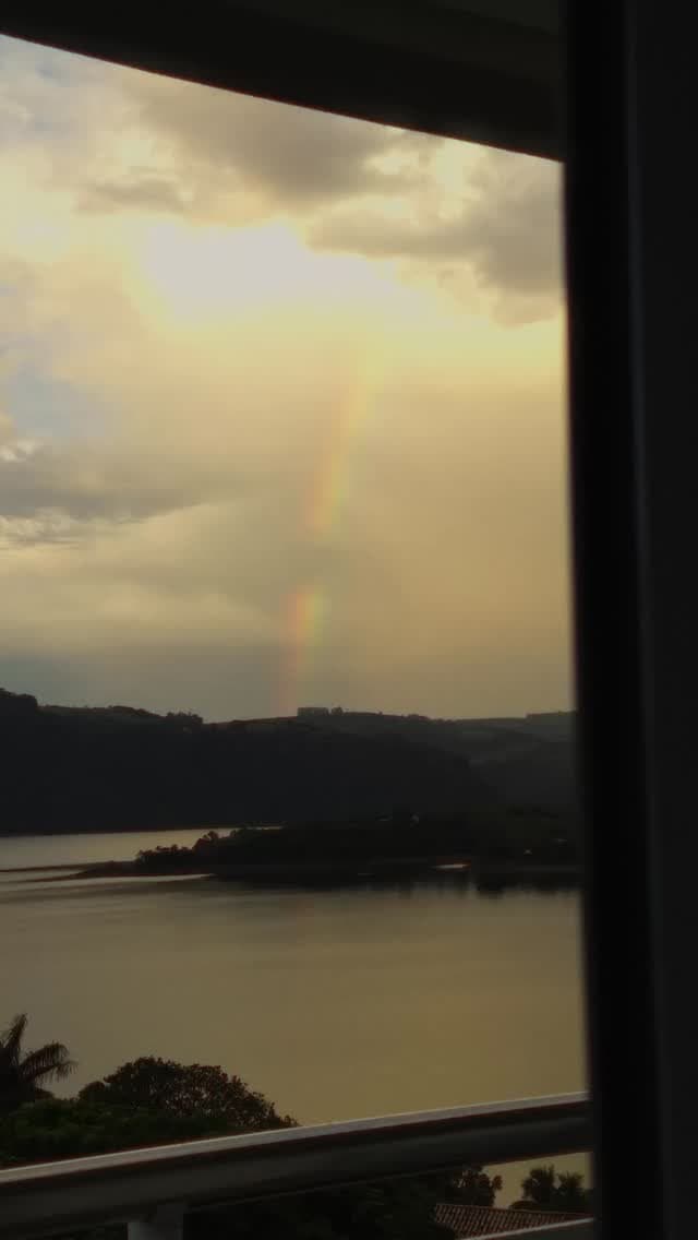 Paisagem com arco-íris ao entardecer